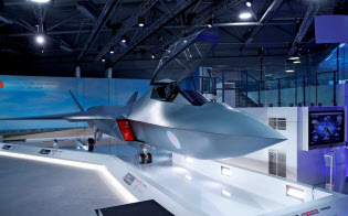 英航空ショーで披露された英次世代戦闘機「テンペスト」のイメージ模型(16日、英南部ファンボロー)=ロイター 英航空ショーで披露された英次世代戦闘機「テンペスト」のイメージ模型(16日、英南部ファンボロー)=ロイター