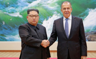 5月末にロシアのラブロフ外相(右)と平壌で会談した金正恩氏はカメラの前で硬い表情をみせた=朝鮮中央通信・ロイター 5月末にロシアのラブロフ外相(右)と平壌で会談した金正恩氏はカメラの前で硬い表情をみせた=朝鮮中央通信・ロイター