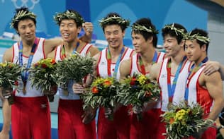 アテネ五輪の男子体操団体で金メダルを獲得した日本代表