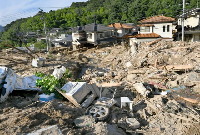 西日本豪雨では多くの住宅が土砂災害に見舞われた（2018年7月、広島市安佐北区）