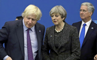 5月、英国のメイ首相(中央)と話すジョンソン氏(左)=AP 5月、英国のメイ首相(中央)と話すジョンソン氏(左)=AP