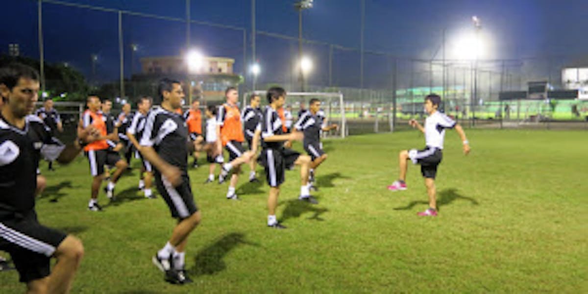 サッカー審判も走れなければ始まらない 日本経済新聞