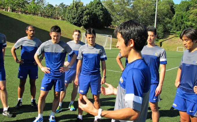 サッカー審判も走れなければ始まらない 日本経済新聞