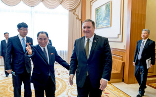 昼食会に向かうポンペオ米国務長官(手前右)と金英哲朝鮮労働党副委員長(同左)。右端はソン・キム駐フィリピン米大使(7日、平壌)=ロイター 昼食会に向かうポンペオ米国務長官(手前右)と金英哲朝鮮労働党副委員長(同左)。右端はソン・キム駐フィリピン米大使(7日、平壌)=ロイター