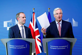 19日にラーブ英離脱相(左)と会談したバルニエ欧州連合(EU)首席交渉官(ブリュッセル)=ロイター 19日にラーブ英離脱相(左)と会談したバルニエ欧州連合(EU)首席交渉官(ブリュッセル)=ロイター