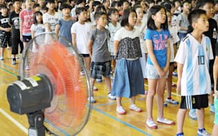 教室の次は体育館にエアコンを設置するかどうかが議論になりそうだ（7月20日、福岡市の小学校の終業式）