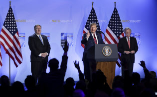 ポンペオ国務長官(左)もボルトン大統領補佐官(右)もNATO懐疑論者や反欧州派ではない=AP ポンペオ国務長官(左)もボルトン大統領補佐官(右)もNATO懐疑論者や反欧州派ではない=AP