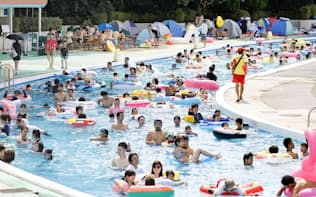 大勢の人でにぎわう東京都練馬区の遊園地「としまえん」のプール（21日午後）=共同