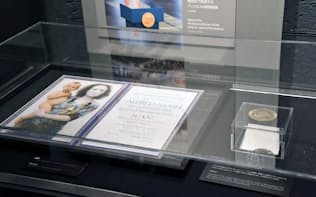 広島市の原爆資料館で一般公開された「ICAN」に贈られたノーベル平和賞のメダルと賞状のレプリカ（22日）=共同