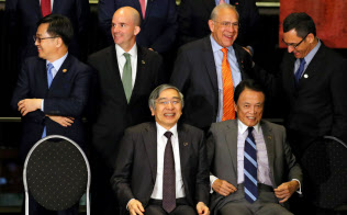 G20会議で、記念写真に納まる麻生財務相(前列右)と黒田日銀総裁(中央)(21日、ブエノスアイレス)=ロイター G20会議で、記念写真に納まる麻生財務相(前列右)と黒田日銀総裁(中央)(21日、ブエノスアイレス)=ロイター