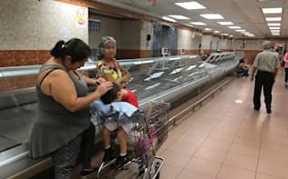 物資不足により、食肉コーナーが空となったスーパー（5月、カラカス）