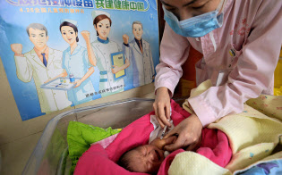 17年、中国・河北省の病院でワクチン接種を受ける乳児=AP 17年、中国・河北省の病院でワクチン接種を受ける乳児=AP