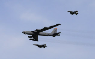 米国のトランプ政権は、積み上げてきた「最大限の圧力」を無駄にした(写真は韓国上空を飛行する米空軍のB52爆撃機=AP) 米国のトランプ政権は、積み上げてきた「最大限の圧力」を無駄にした(写真は韓国上空を飛行する米空軍のB52爆撃機=AP)