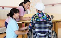 特別養護老人ホームでお年寄りを介護するフィリピン人の介護士（東京都板橋区）