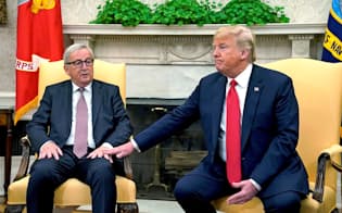 25日、ホワイトハウスで会談したトランプ米大統領（右）とEUのユンケル欧州委員長=ロイター