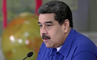 25日、大統領府で閣僚との会議に臨むベネズエラのマドゥロ大統領（カラカス）=ロイター