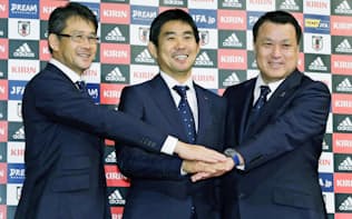 　サッカー日本代表監督への就任が決まり、笑顔で記念撮影に応じる森保一氏（中央）。右は日本サッカー協会の田嶋幸三会長、左は関塚隆技術委員長=共同