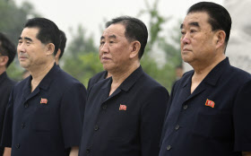 朝鮮戦争に参加した兵士の墓を訪れた北朝鮮の金英哲・朝鮮労働党副委員長(中央)ら(27日、平壌)=共同 朝鮮戦争に参加した兵士の墓を訪れた北朝鮮の金英哲・朝鮮労働党副委員長(中央)ら(27日、平壌)=共同