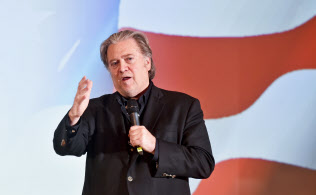 バノン氏がホワイトハウスを去った後もトランプ政権の政策にはその考え方が色濃い=AP バノン氏がホワイトハウスを去った後もトランプ政権の政策にはその考え方が色濃い=AP