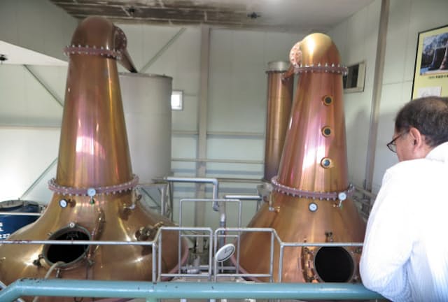 本坊酒造の間近で見学できるウイスキーの蒸留設備は製造期間中には香りなども楽しめる（長野県宮田村）
