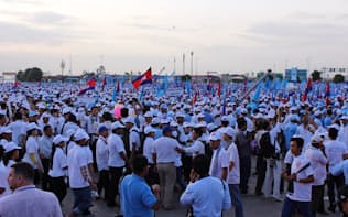 27日、早朝にもかかわらず、25万人の支持者が集まったCPPの集会（プノンペン）