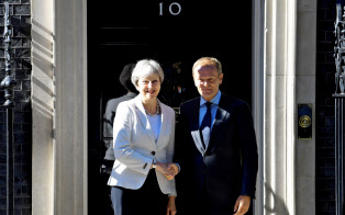 EUのトゥスク大統領とメイ英首相(25日、ロンドンの英首相公邸)=ロイター EUのトゥスク大統領とメイ英首相(25日、ロンドンの英首相公邸)=ロイター