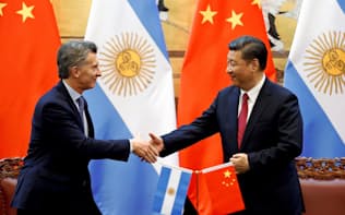 2017年5月、訪問先の北京で中国の習近平国家主席(右)と握手するアルゼンチンのマクリ大統領=ロイター