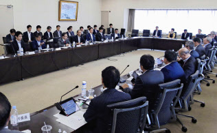 24日に開かれた自動車新時代戦略会議の会合では、蓄電池技術など企業の壁を越えた協力推進を確認した=共同 24日に開かれた自動車新時代戦略会議の会合では、蓄電池技術など企業の壁を越えた協力推進を確認した=共同