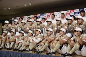 ソフトボール女子監督 優勝目指す 世界選手権へ結団式 写真 共同 日本経済新聞