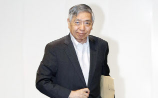 金融政策決定会合に出席するため、日銀本店に入る黒田総裁(31日午前)=代表撮影 金融政策決定会合に出席するため、日銀本店に入る黒田総裁(31日午前)=代表撮影