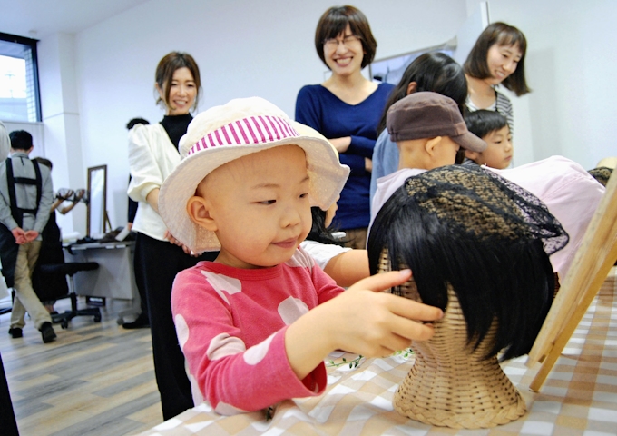 母の愛 ウィッグに込めて 脱毛症の子に贈る新製品 日本経済新聞