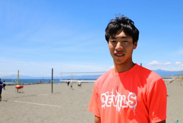 自らデザインしたTシャツを着るビーチバレーの柴田大助選手