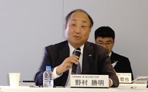 シャープの野村勝明副社長は中国の液晶テレビについて「流通在庫を考慮し、販売を抑制した」と語った（31日、東京・港）