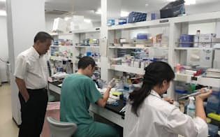 朝日ゲノミクスは国内外の大手製薬・医療機器と組み開発を進める（京都市の京大・小川研究室）