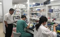 朝日ゲノミクスは国内外の大手製薬・医療機器と組み開発を進める（京都市の京大・小川研究室）