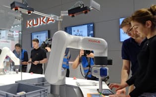 中国美的集団が16年にドイツの有力産業ロボットメーカー、クーカを買収して以来、ドイツでは保護主義的な機運が強まっている
