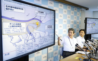 1日、7月の天候について説明する、気象庁気候情報課の竹川元章予報官(左)=共同 1日、7月の天候について説明する、気象庁気候情報課の竹川元章予報官(左)=共同