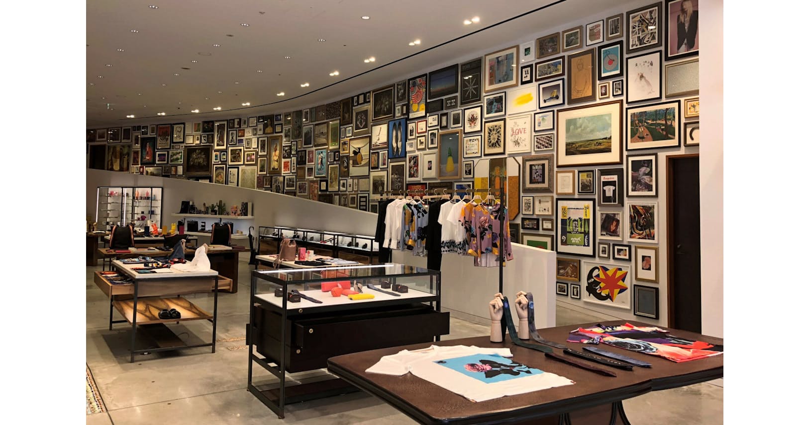ポール スミス六本木店 壁のアート 定期的入れ替え Nikkei Style ポール スミス六本木店 壁のアート 定期的入れ替え Nikkei Style