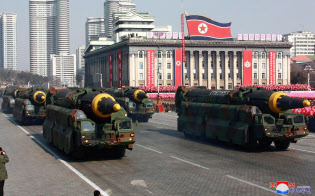 北朝鮮でICBM開発継続の情報がある(2018年2月、軍創設70年の軍事パレードに登場したICBM)=ロイター 北朝鮮でICBM開発継続の情報がある(2018年2月、軍創設70年の軍事パレードに登場したICBM)=ロイター