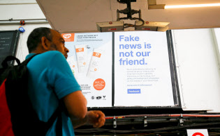 ロンドンの地下鉄に張り出されたフェイスブックの広告=ロイター ロンドンの地下鉄に張り出されたフェイスブックの広告=ロイター