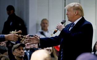 米国でトランプ大統領を支持しているのは景気拡大の恩恵を享受できずにいる人々だ=ロイター 米国でトランプ大統領を支持しているのは景気拡大の恩恵を享受できずにいる人々だ=ロイター