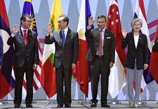 ASEANプラス3の外相会議で写真に納まる(左から)河野外相、中国の王毅外相ら。右端は韓国の康京和外相(4日、シンガポール)=共同 ASEANプラス3の外相会議で写真に納まる(左から)河野外相、中国の王毅外相ら。右端は韓国の康京和外相(4日、シンガポール)=共同