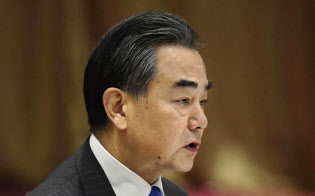 ASEANプラス3の外相会議で発言する中国の王毅外相(4日、シンガポール)=共同 ASEANプラス3の外相会議で発言する中国の王毅外相(4日、シンガポール)=共同