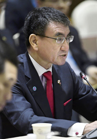 ASEANプラス3の外相会議で発言する河野外相=4日、シンガポール(共同) ASEANプラス3の外相会議で発言する河野外相=4日、シンガポール(共同)
