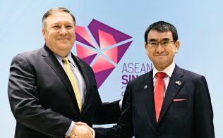 会談前に握手する河野外相(右)とポンペオ米国務長官=4日、シンガポール(共同) 会談前に握手する河野外相(右)とポンペオ米国務長官=4日、シンガポール(共同)