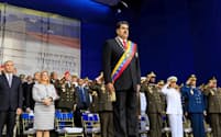 4日、軍関係のイベントに出席するベネズエラのマドゥロ大統領（カラカス）=ロイター
