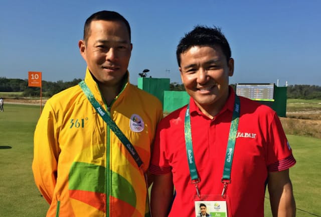 リオ五輪のゴルフ会場で日本代表チームの丸山茂樹さんと写真に収まるボランティアの竹沢正剛さん（左）