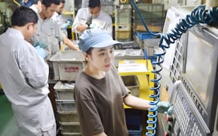 三共製作所の本社工場で働く様々な国籍の外国人（大阪府東大阪市）