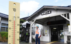 最高気温が41度を記録した岐阜県下呂市の飛騨金山駅前で、40度を超える気温を示す手元の温度計(6日午後) 最高気温が41度を記録した岐阜県下呂市の飛騨金山駅前で、40度を超える気温を示す手元の温度計(6日午後)