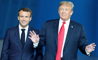 対米政策には是々非々の構えで臨むマクロン仏大統領(左)(7月、北大西洋条約機構の首脳会議)=ロイター 対米政策には是々非々の構えで臨むマクロン仏大統領(左)(7月、北大西洋条約機構の首脳会議)=ロイター